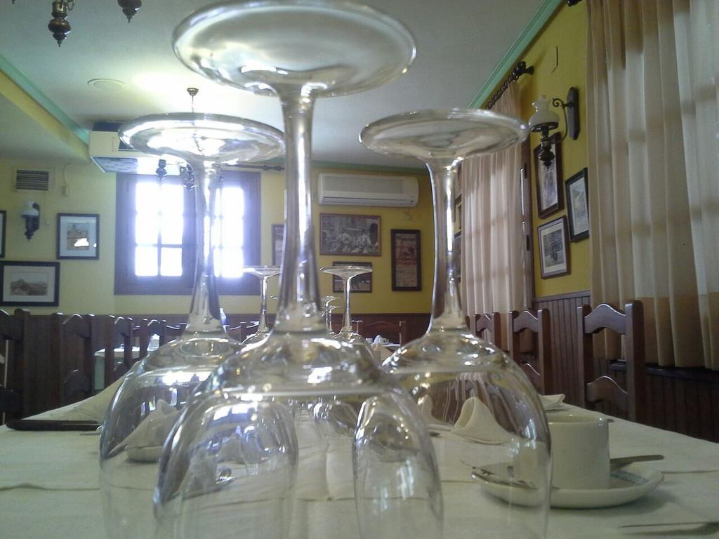Hostal Restaurante Villa De Sepulveda Exterior photo
