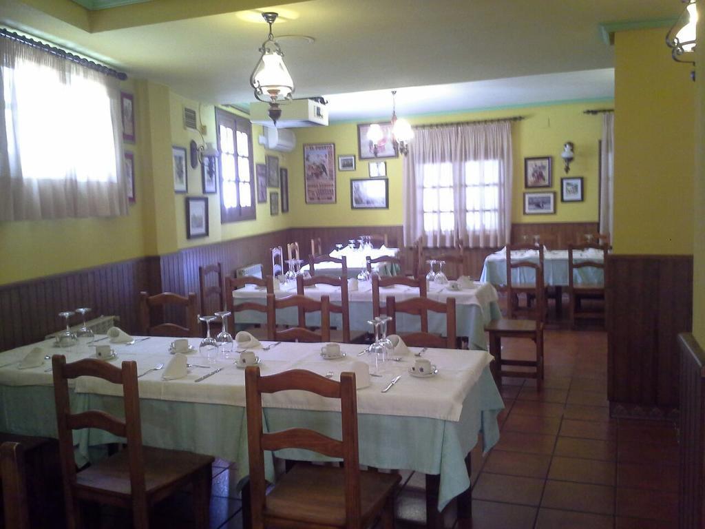 Hostal Restaurante Villa De Sepulveda Exterior photo